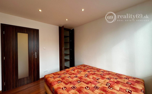 NOVÁ SUPER CENA - MIŠKOVECKÁ - PEKNÝ MODERNÝ BYT PO KOMPLETNEJ REKONŠTRUKCII ČIASTOČNE ZARIADENÝ.