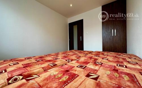 NOVÁ SUPER CENA - MIŠKOVECKÁ - PEKNÝ MODERNÝ BYT PO KOMPLETNEJ REKONŠTRUKCII ČIASTOČNE ZARIADENÝ.