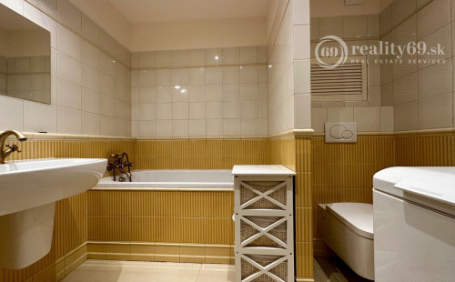 NOVÁ SUPER CENA - MIŠKOVECKÁ - PEKNÝ MODERNÝ BYT PO KOMPLETNEJ REKONŠTRUKCII ČIASTOČNE ZARIADENÝ.