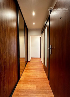 NOVÁ SUPER CENA - MIŠKOVECKÁ - PEKNÝ MODERNÝ BYT PO KOMPLETNEJ REKONŠTRUKCII ČIASTOČNE ZARIADENÝ.