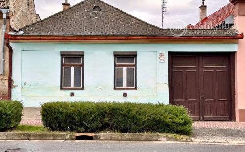 REZERVOVANÉ - MEDZEV - GAZDOVSKÝ RODINNÝ DOM S GARÁŽOU A ZÁHRADOU 723 M2.