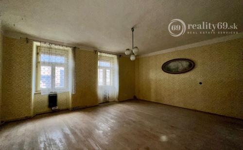 REZERVOVANÉ - MEDZEV - GAZDOVSKÝ RODINNÝ DOM S GARÁŽOU A ZÁHRADOU 723 M2.