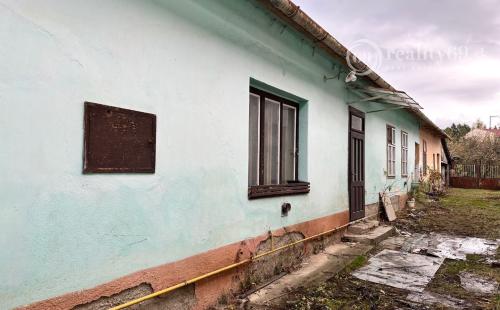 REZERVOVANÉ - MEDZEV - GAZDOVSKÝ RODINNÝ DOM S GARÁŽOU A ZÁHRADOU 723 M2.