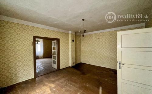 REZERVOVANÉ - MEDZEV - GAZDOVSKÝ RODINNÝ DOM S GARÁŽOU A ZÁHRADOU 723 M2.