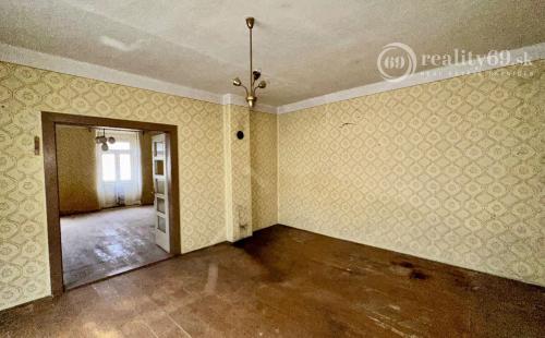 REZERVOVANÉ - MEDZEV - GAZDOVSKÝ RODINNÝ DOM S GARÁŽOU A ZÁHRADOU 723 M2.