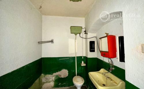 REZERVOVANÉ - MEDZEV - GAZDOVSKÝ RODINNÝ DOM S GARÁŽOU A ZÁHRADOU 723 M2.