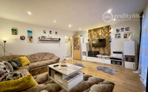 REZERVOVANÉ - SLANEC - PEKNÝ 3 IZBOVÝ BYT 75 M2 PO REKONŠTRUKCII, PARKOVACIE MIESTO, GARÁŽ.