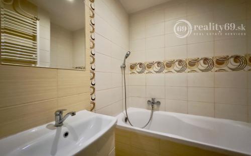 REZERVOVANÉ - SLANEC - PEKNÝ 3 IZBOVÝ BYT 75 M2 PO REKONŠTRUKCII, PARKOVACIE MIESTO, GARÁŽ.