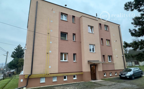 REZERVOVANÉ - SLANEC - PEKNÝ 3 IZBOVÝ BYT 75 M2 PO REKONŠTRUKCII, PARKOVACIE MIESTO, GARÁŽ.