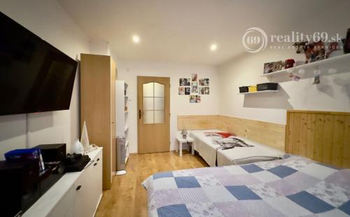 REZERVOVANÉ - SLANEC - PEKNÝ 3 IZBOVÝ BYT 75 M2 PO REKONŠTRUKCII, PARKOVACIE MIESTO, GARÁŽ.