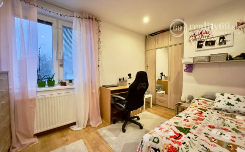 REZERVOVANÉ - SLANEC - PEKNÝ 3 IZBOVÝ BYT 75 M2 PO REKONŠTRUKCII, PARKOVACIE MIESTO, GARÁŽ.