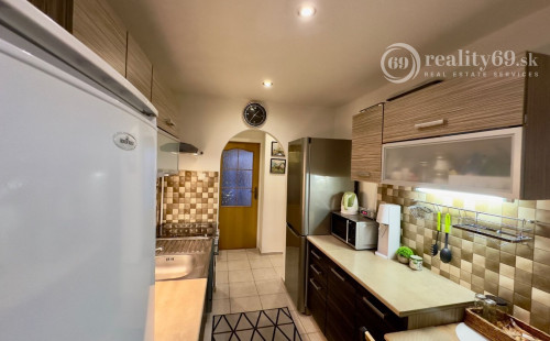 REZERVOVANÉ - SLANEC - PEKNÝ 3 IZBOVÝ BYT 75 M2 PO REKONŠTRUKCII, PARKOVACIE MIESTO, GARÁŽ.