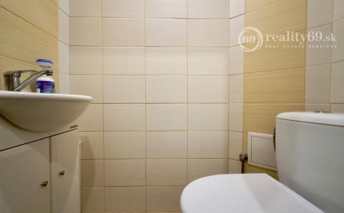 REZERVOVANÉ - SLANEC - PEKNÝ 3 IZBOVÝ BYT 75 M2 PO REKONŠTRUKCII, PARKOVACIE MIESTO, GARÁŽ.