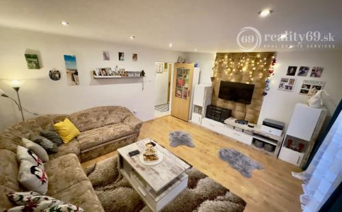 REZERVOVANÉ - SLANEC - PEKNÝ 3 IZBOVÝ BYT 75 M2 PO REKONŠTRUKCII, PARKOVACIE MIESTO, GARÁŽ.