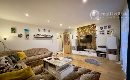 REZERVOVANÉ - SLANEC - PEKNÝ 3 IZBOVÝ BYT 75 M2 PO REKONŠTRUKCII, PARKOVACIE MIESTO, GARÁŽ.