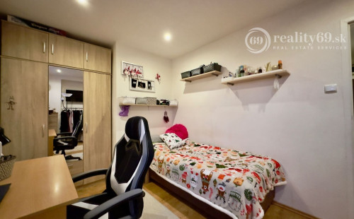 REZERVOVANÉ - SLANEC - PEKNÝ 3 IZBOVÝ BYT 75 M2 PO REKONŠTRUKCII, PARKOVACIE MIESTO, GARÁŽ.