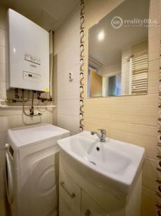 REZERVOVANÉ - SLANEC - PEKNÝ 3 IZBOVÝ BYT 75 M2 PO REKONŠTRUKCII, PARKOVACIE MIESTO, GARÁŽ.