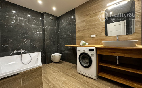 JAZERO - DRUŽICOVÁ 3 IZBOVÝ BYT PRE NÁROČNÉHO KLIENTA - TOP REKONŠTRUKCIA, ZASKLENNÁ LODŽIA.