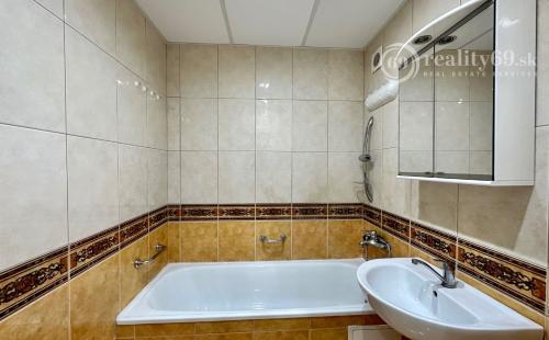 REZERVOVANÉ - KVP - ZOMBOVA SUPER CENA 3 IZBOVÝ BYT 63  M2, LODŽIA, PLASTOVÉ OKNÁ.