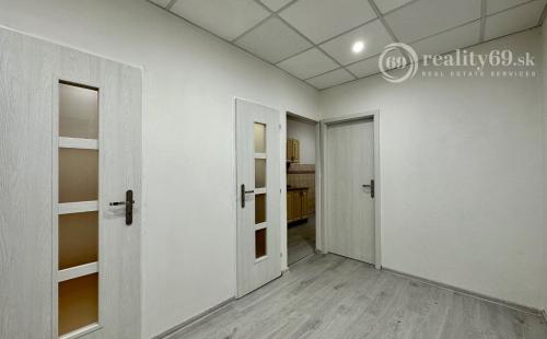 REZERVOVANÉ - KVP - ZOMBOVA SUPER CENA 3 IZBOVÝ BYT 63  M2, LODŽIA, PLASTOVÉ OKNÁ.