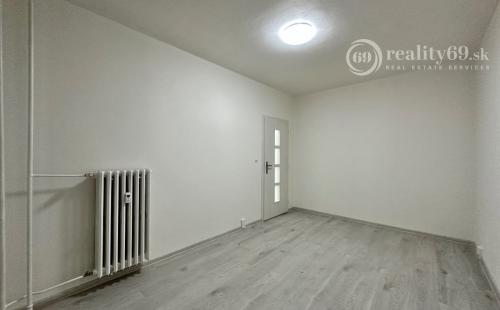 REZERVOVANÉ - KVP - ZOMBOVA SUPER CENA 3 IZBOVÝ BYT 63  M2, LODŽIA, PLASTOVÉ OKNÁ.