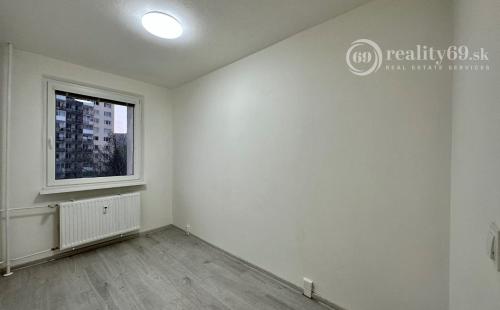 REZERVOVANÉ - KVP - ZOMBOVA SUPER CENA 3 IZBOVÝ BYT 63  M2, LODŽIA, PLASTOVÉ OKNÁ.