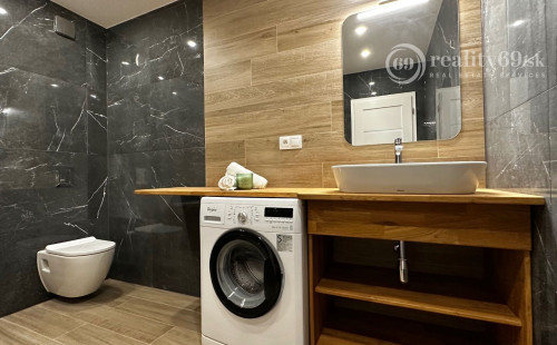 JAZERO - DRUŽICOVÁ 3 IZBOVÝ BYT PRE NÁROČNÉHO KLIENTA - TOP REKONŠTRUKCIA, ZASKLENNÁ LODŽIA.