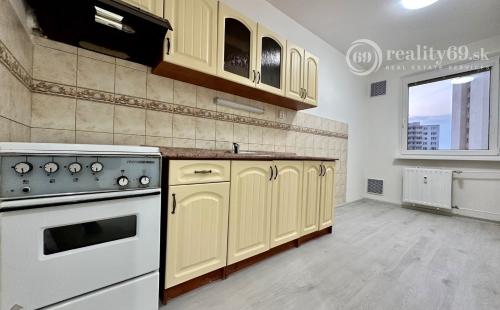 REZERVOVANÉ - KVP - ZOMBOVA SUPER CENA 3 IZBOVÝ BYT 63  M2, LODŽIA, PLASTOVÉ OKNÁ.