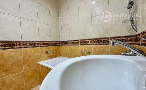 REZERVOVANÉ - KVP - ZOMBOVA SUPER CENA 3 IZBOVÝ BYT 63  M2, LODŽIA, PLASTOVÉ OKNÁ.