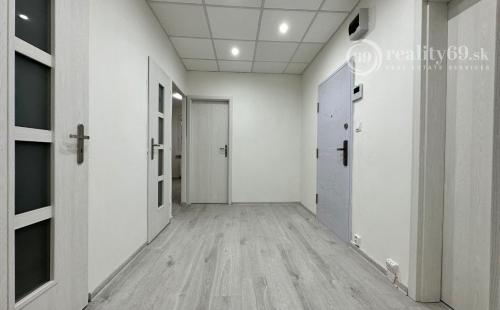 REZERVOVANÉ - KVP - ZOMBOVA SUPER CENA 3 IZBOVÝ BYT 63  M2, LODŽIA, PLASTOVÉ OKNÁ.