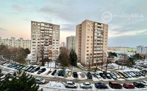 REZERVOVANÉ - KVP - ZOMBOVA SUPER CENA 3 IZBOVÝ BYT 63  M2, LODŽIA, PLASTOVÉ OKNÁ.