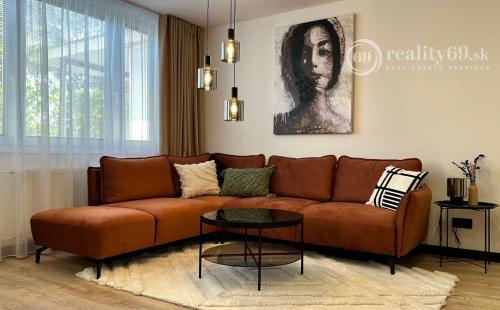 REZERVOVANÉ - NOVÁ CENA -  TERASA - MICHALOVSKÁ 3 IZBOVÝ LUXUSNÝ MODERNÝ BYT 69 M2, LODŽIA, PRÁČKA