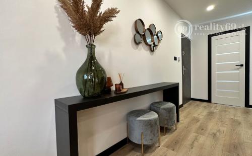 REZERVOVANÉ - NOVÁ CENA -  TERASA - MICHALOVSKÁ 3 IZBOVÝ LUXUSNÝ MODERNÝ BYT 69 M2, LODŽIA, PRÁČKA