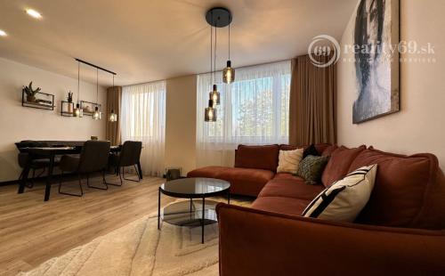 REZERVOVANÉ - NOVÁ CENA -  TERASA - MICHALOVSKÁ 3 IZBOVÝ LUXUSNÝ MODERNÝ BYT 69 M2, LODŽIA, PRÁČKA