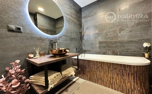 REZERVOVANÉ - NOVÁ CENA -  TERASA - MICHALOVSKÁ 3 IZBOVÝ LUXUSNÝ MODERNÝ BYT 69 M2, LODŽIA, PRÁČKA