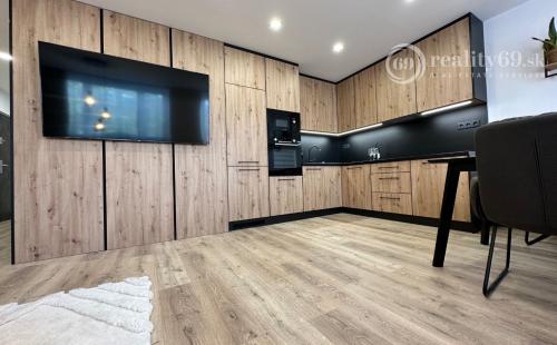 REZERVOVANÉ - NOVÁ CENA -  TERASA - MICHALOVSKÁ 3 IZBOVÝ LUXUSNÝ MODERNÝ BYT 69 M2, LODŽIA, PRÁČKA