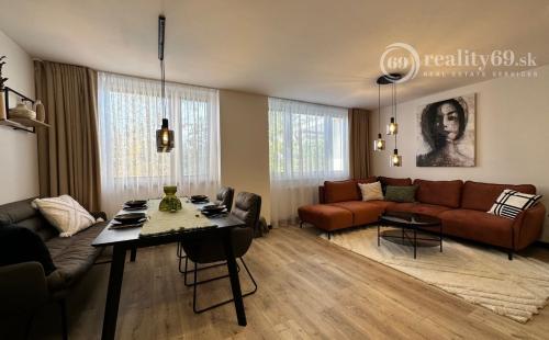 REZERVOVANÉ - NOVÁ CENA -  TERASA - MICHALOVSKÁ 3 IZBOVÝ LUXUSNÝ MODERNÝ BYT 69 M2, LODŽIA, PRÁČKA