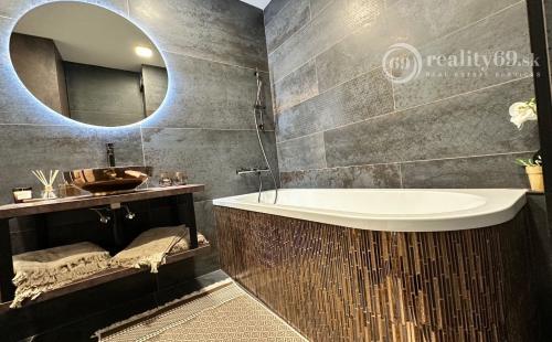 REZERVOVANÉ - NOVÁ CENA -  TERASA - MICHALOVSKÁ 3 IZBOVÝ LUXUSNÝ MODERNÝ BYT 69 M2, LODŽIA, PRÁČKA