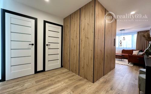 REZERVOVANÉ - NOVÁ CENA -  TERASA - MICHALOVSKÁ 3 IZBOVÝ LUXUSNÝ MODERNÝ BYT 69 M2, LODŽIA, PRÁČKA