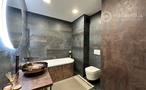 REZERVOVANÉ - NOVÁ CENA -  TERASA - MICHALOVSKÁ 3 IZBOVÝ LUXUSNÝ MODERNÝ BYT 69 M2, LODŽIA, PRÁČKA