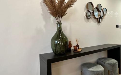 REZERVOVANÉ - NOVÁ CENA -  TERASA - MICHALOVSKÁ 3 IZBOVÝ LUXUSNÝ MODERNÝ BYT 69 M2, LODŽIA, PRÁČKA