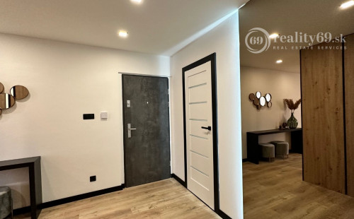 REZERVOVANÉ - NOVÁ CENA -  TERASA - MICHALOVSKÁ 3 IZBOVÝ LUXUSNÝ MODERNÝ BYT 69 M2, LODŽIA, PRÁČKA