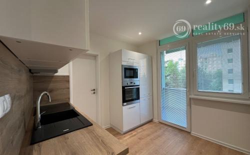 KVP - WURMOVA - 3 IZBOVÝ PO KOMPLETNEJ REKONŠTRUKCII 65 M2, LODŽIA.