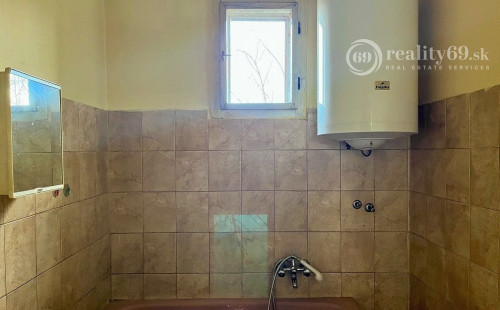 MAĎARSKO - ABAÚJSZOLNOK 3 IZBOVÝ RODINNÝ DOM VHODNÝ NA REKONŠTRUKCIU PODĽA VLASTNÝCH PREDSTÁV