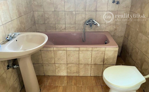 MAĎARSKO - ABAÚJSZOLNOK 3 IZBOVÝ RODINNÝ DOM VHODNÝ NA REKONŠTRUKCIU PODĽA VLASTNÝCH PREDSTÁV