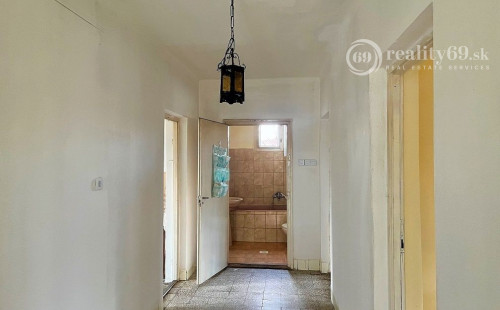 MAĎARSKO - ABAÚJSZOLNOK 3 IZBOVÝ RODINNÝ DOM VHODNÝ NA REKONŠTRUKCIU PODĽA VLASTNÝCH PREDSTÁV