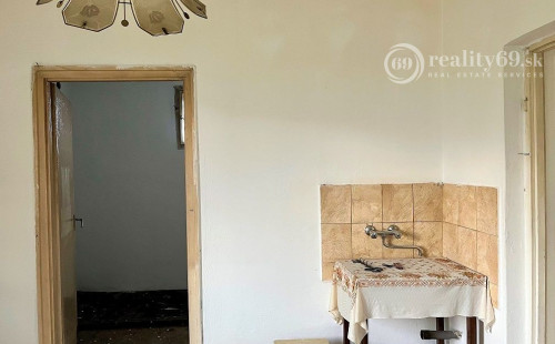 MAĎARSKO - ABAÚJSZOLNOK 3 IZBOVÝ RODINNÝ DOM VHODNÝ NA REKONŠTRUKCIU PODĽA VLASTNÝCH PREDSTÁV