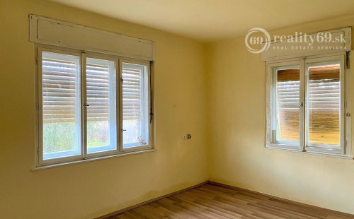 MAĎARSKO - ABAÚJSZOLNOK 3 IZBOVÝ RODINNÝ DOM VHODNÝ NA REKONŠTRUKCIU PODĽA VLASTNÝCH PREDSTÁV