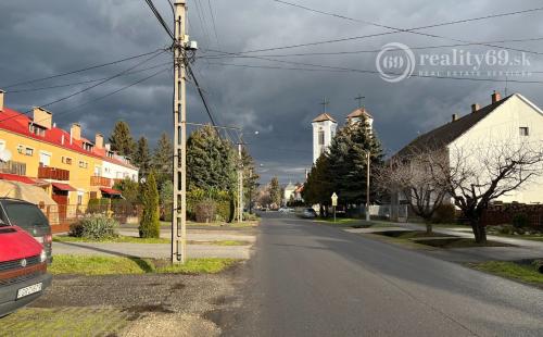 MAĎARSKO - ENCS PEKNÝ 4 IZBOVÝ ZREKONŠTRUOVANÝ RODINNÝ DOM PO KOMPLETNEJ REKONŠTRUKCII BLÍZKO KOŠÍC