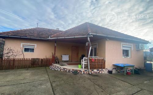 MAĎARSKO - SZENDRO 2 IZBOVÝ PEKNÝ ZREKONŠTRUOVANÝ RODINNÝ DOM  SO SAMOSTATNOU GARÁŽOU